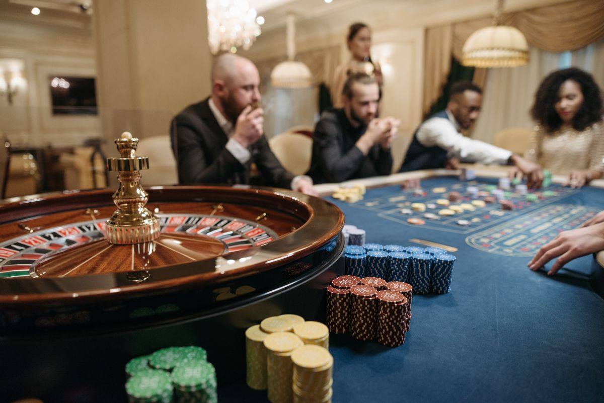 Meja roulette live casino dengan pemain (foto: Pexels)
