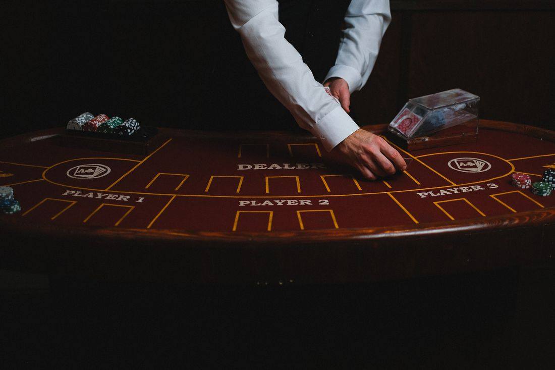 Dealer kasino sebagai ilustrasi halaman masuk (foto: Pexels)