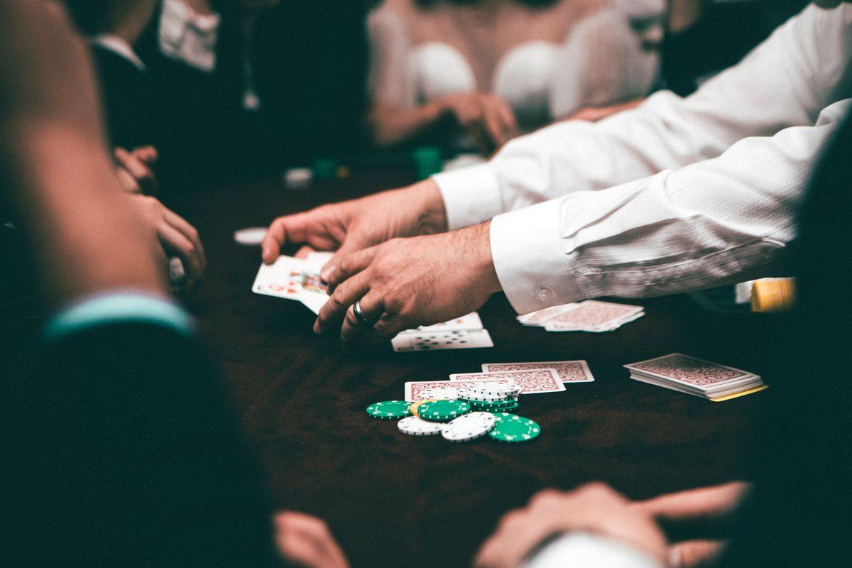 Permainan poker dengan chip di atas meja (foto: Pexels)