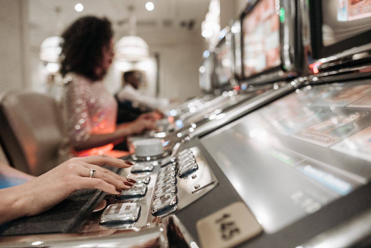 Pemain mencoba mesin slot online (foto: Pexels)
