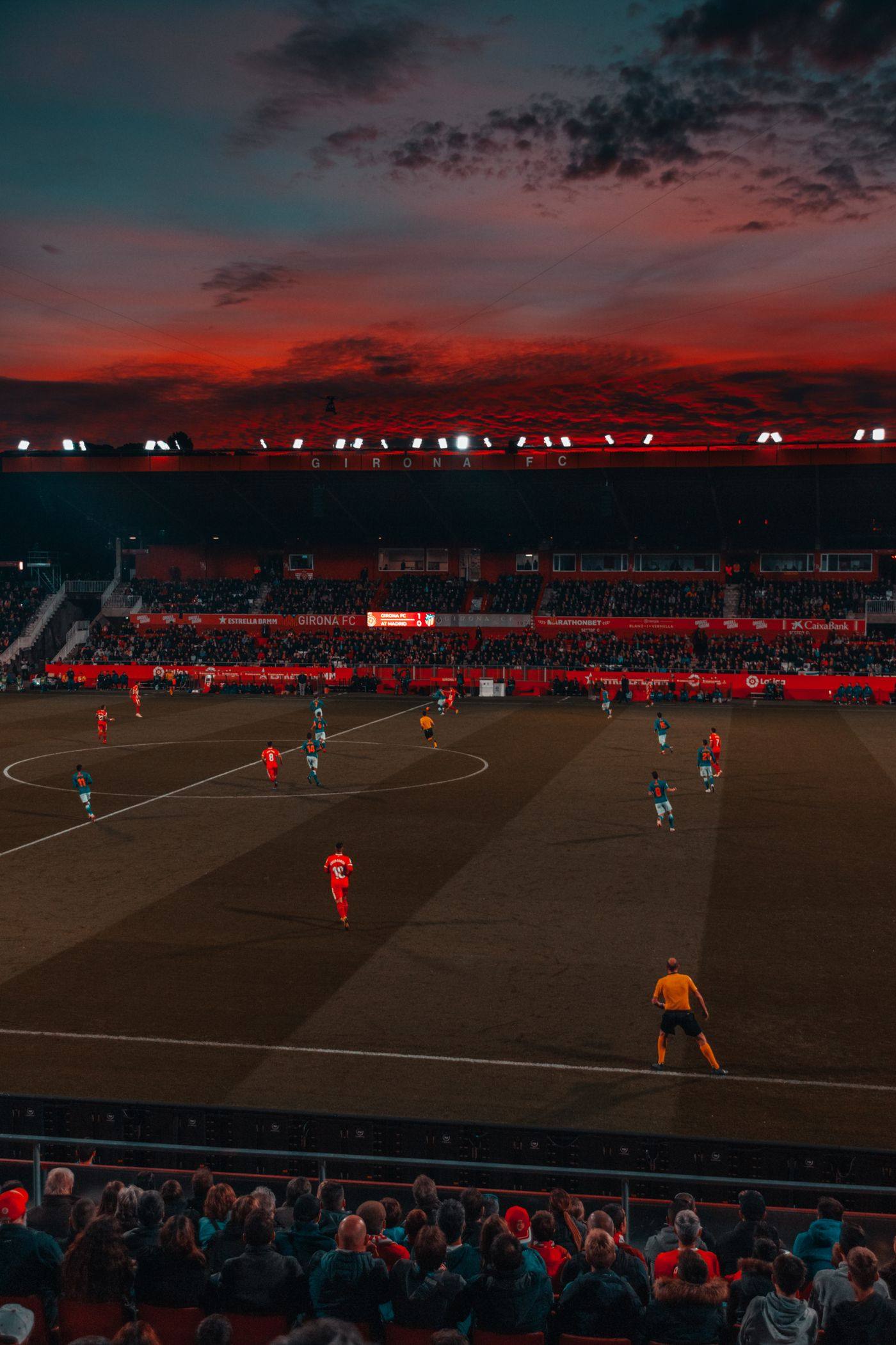 Stadion sepak bola menjelang pertandingan (foto: Pexels)
