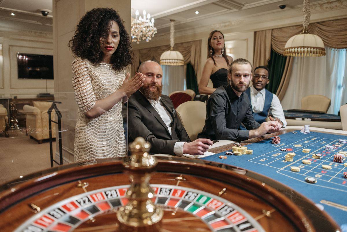 Suasana meja roulette kasino (foto: Pexels)